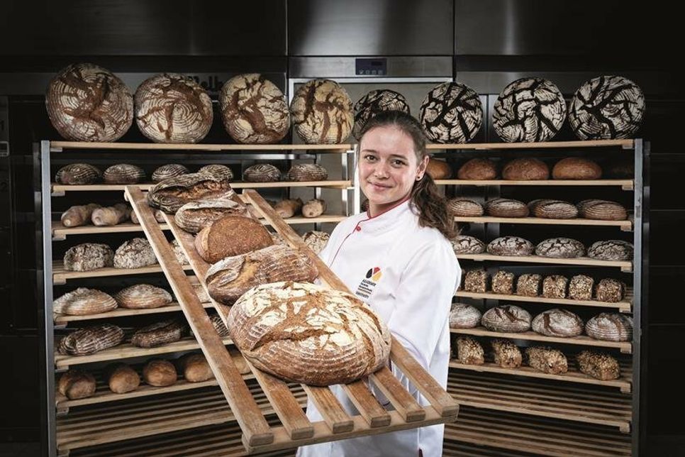 Junge Leute sind begehrt in der Branche - sie haben Spaß an Lebensmitteln, sind kreativ und holen sich ihre Inspirationen auch über soziale Medien. Foto: Zentralverband des Deutschen Bäckerhandwerks e.V./akz-o