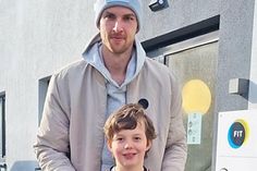 Henri mit Lieblingsspieler „Peke“