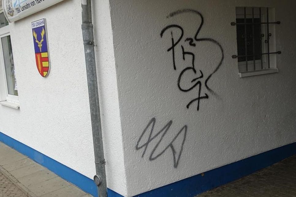 Es handelt sich bei den Graffitis zum Teil um Buchstaben-/ Zahlenkombinationen und zum Teil um Schriftzüge.