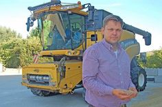 Eine Hand voll Gerste. Christoph Schneekloth-Plöger schließt in diesen Wochen eine ertragsschwache Ernte ab.