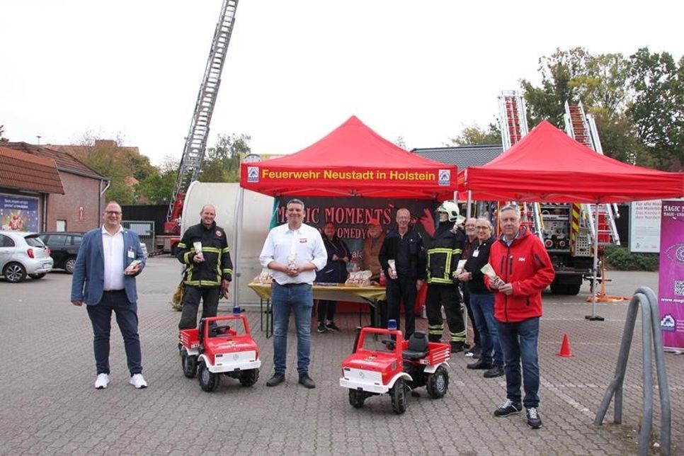 1. Vorsitzender des Fördervereins Florian Jaekel (lks.), Marktleiter Thorsten Preuß (Mi.), 2. Vorsitzender des Fördervereins Rainer Wengelewski (re.) sowie zahlreiche Helfer und Unterstützer hatten auf dem Parkplatz des Rewe-Marktes dazu beigetragen, dass die Aktion ein voller Erfolg wird.