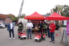 1. Vorsitzender des Fördervereins Florian Jaekel (lks.), Marktleiter Thorsten Preuß (Mi.), 2. Vorsitzender des Fördervereins Rainer Wengelewski (re.) sowie zahlreiche Helfer und Unterstützer hatten auf dem Parkplatz des Rewe-Marktes dazu beigetragen, dass die Aktion ein voller Erfolg wird.