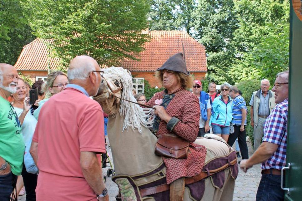 Ein „Pferdekuss“ zur Begrüßung brachte so manchen Besucher zum schmunzeln.