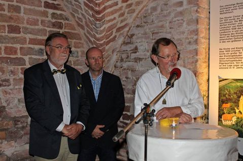 Kreispräsident Harald Werner, MdL Peer Knöfler und Förderkreis-Vorsitzender Bernd Picker (v. lks.) bei der Eröffnung im Brunnenkeller.