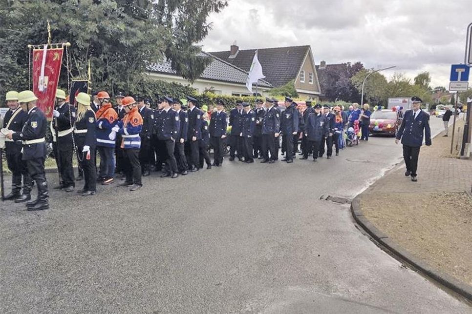 Der Festumzug eröffnet traditionell um 14 Uhr das bunte Treiben in Techau. (Fotos: Veranstalter)