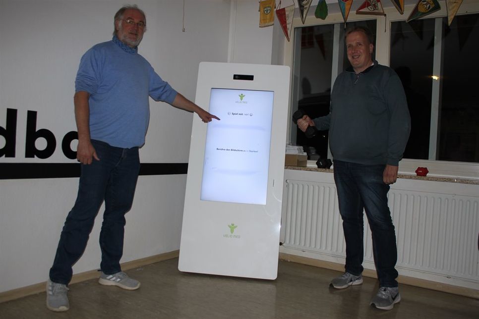 Erläuterten das hochmoderne Trainingsgerät: 1. Vorsitzender Jan-Eric Hertwig (lks.) und Schriftführer Hagen Garms.
