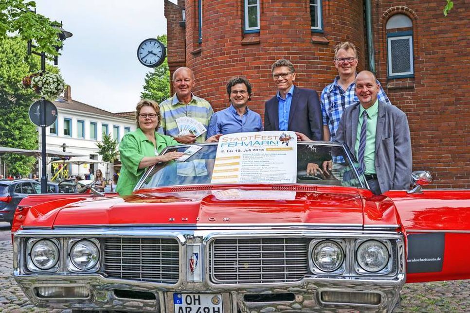 Volle Fahrt in den Spaß: Das Programm für das StadtFest Fehmarn wurde von Claudia Czellnik, Claus-Michael Rathjen, Andreas Joswig (jeweils Attraktive Altstadt e.V.), Tourismusdirektor Oliver Behncke, Friedrich Rathjen und Bürgermeister Jörg Weber mit einem Oldtimer von Anne Rossmann präsentiert.