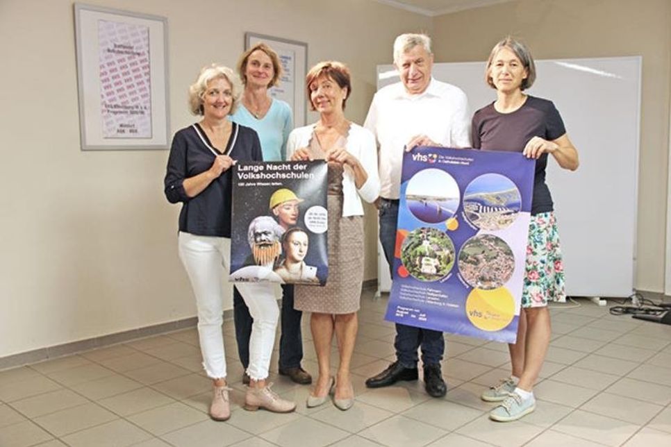 Im Bildungs- und Kulturzentrum wurde bei der Präsentation des neuen Programmhefts der Volkshochschulen auch über das 100-jährige Bestehen der Volkshochschulen in Deutschland informiert, wozu es die ein oder andere Veranstaltung auch in unserer Region gibt.