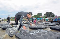 Die Teilnehmer mussten im letzten Jahr unter anderem über Luftkissen in einem Wasserbehälter laufen.