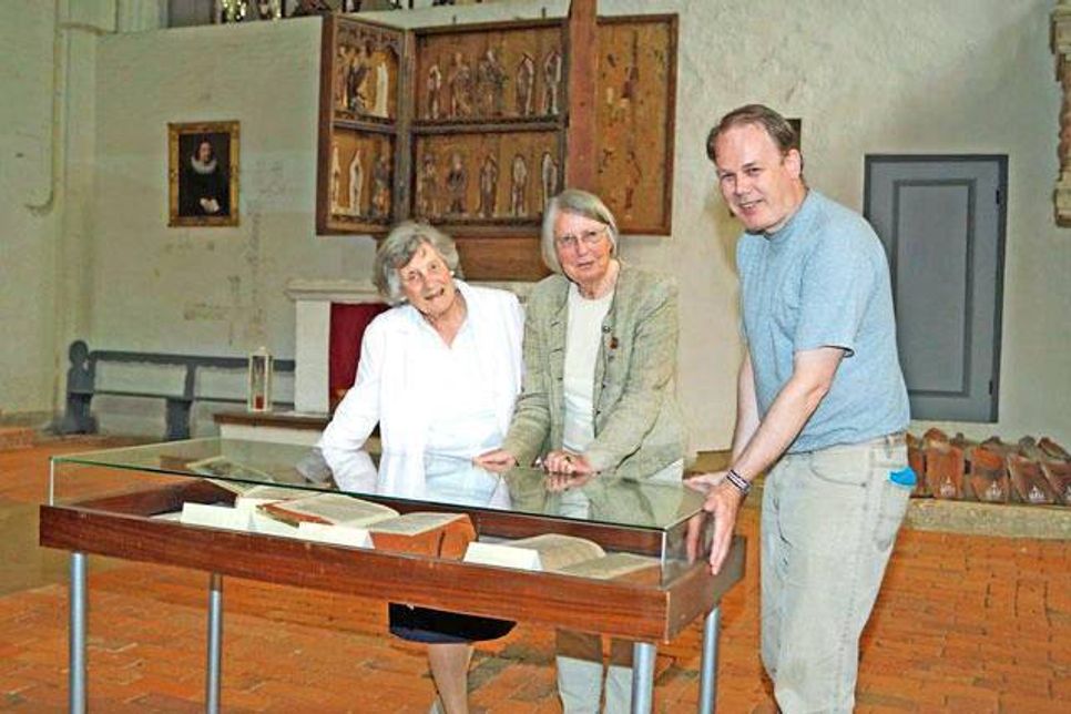 Priörin Viktoria von Flemming (v.li.), Abel Koch-Klose und Torsten Bahnsen sind stolz auf die historischen Exponate aus der Predigerbibliothek zum Thema Luther.