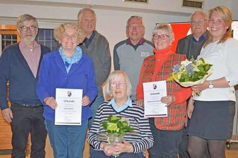 Joachim Burgemeister (TV Vorsitzender), Ruth Mielke, Rainer Stender (beide 40Jahre), Marianne Semmelhack, Gerhard Bünning, Hanne Kwiatkowski (alle 40 Jahre), Günter Gudegast Ehrenvorsitzender), Sophie Siebelts (TV Vorstandsmitglied).