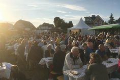 Das Weinfest im Niendorfer Hafen lädt von Donnerstag bis Pfingstmontag zum Genießen und Verweilen ein.