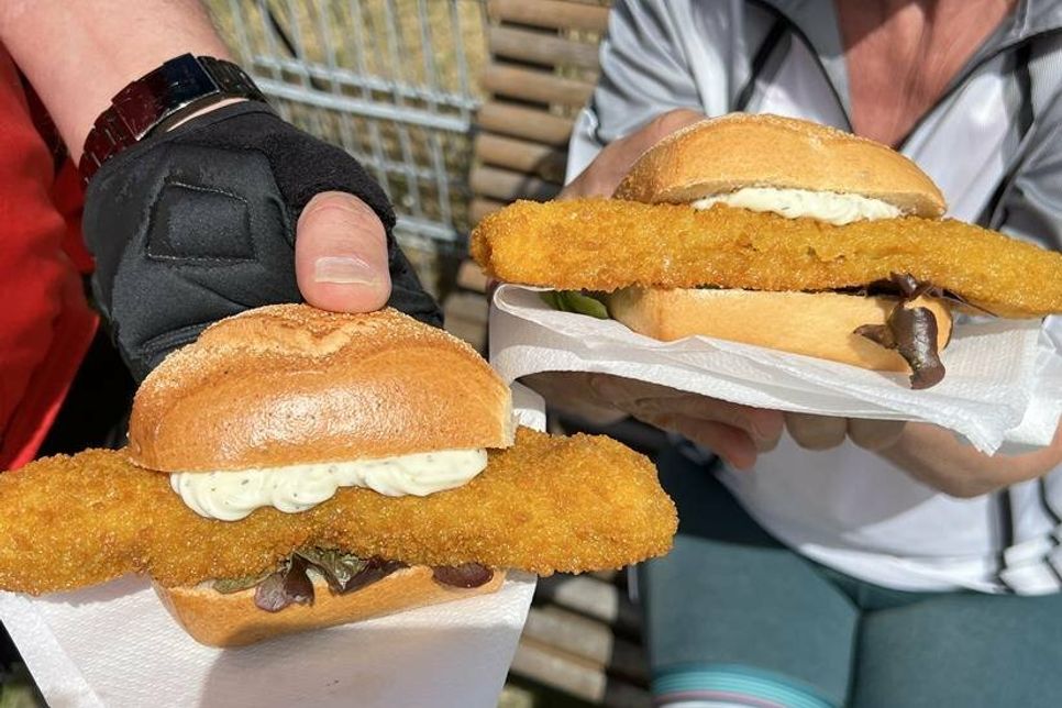 Auch lecker: die Fischbrötchen gibt es auf die Faust.
