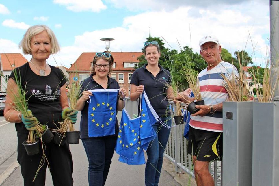 Schritten mit Strandhafer, Ostseesand und Europafähnchen zur Tat: Gisela Künkel,  Andrea Brunhöber, Vera Kremer und Albert Haase (v. lks.) zur Tat.