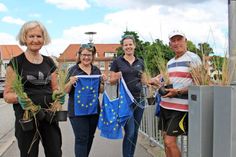 Schritten mit Strandhafer, Ostseesand und Europafähnchen zur Tat: Gisela Künkel,  Andrea Brunhöber, Vera Kremer und Albert Haase (v. lks.) zur Tat.