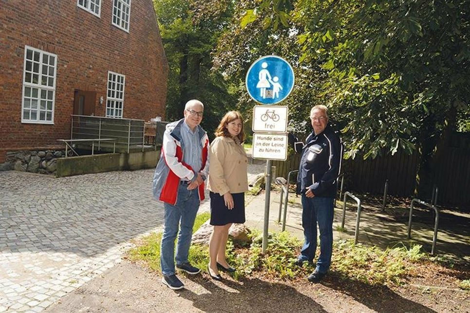 Der ehemalige Polizeibeamte Hartmut Naleschinski ist der neue Außendienstler, der im Gemeindegebiet Stockelsdorf für noch mehr Ordnung und Sicherheit sorgen soll. Bürgermeisterin Julia Samtleben und Ordnungsamtsleiter Stefan Köhler (l.) stellten ihn und das neue KOD-Konzept im Herrengartenpark vor.