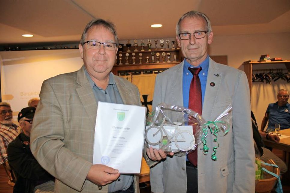 Der langjährige Gemeindevertreter Lars Winter (lks.) wurde von Beschendorfs Bürgermeister Reinhard Krönke mit den besten Wünschen verabschiedet.