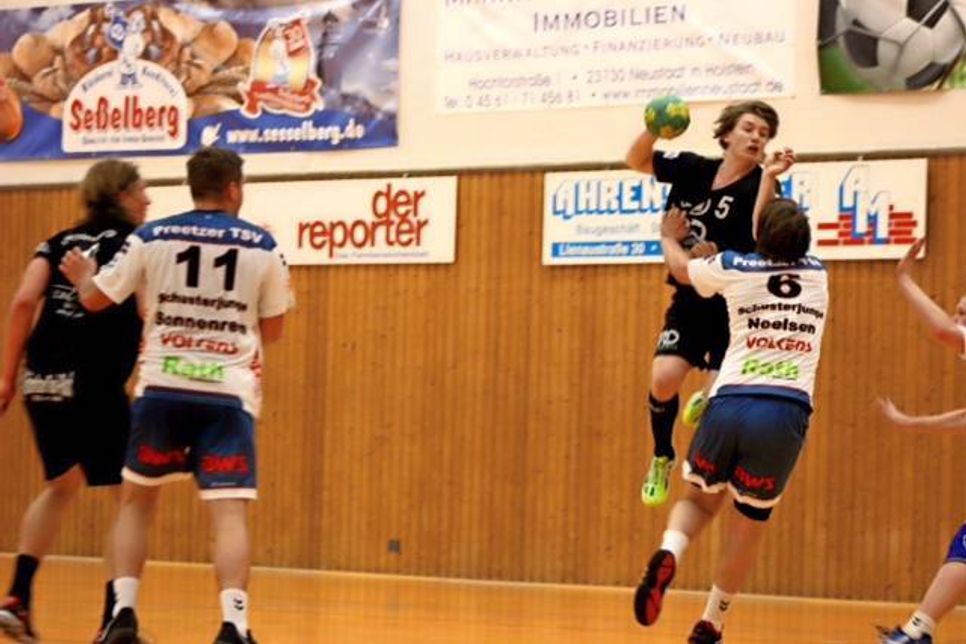 HSG-Spieler Piet Möller beim Torwurf.
