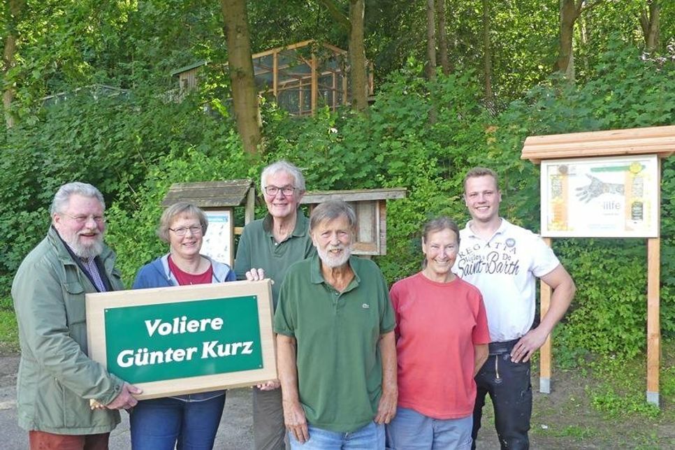 Hommage für einen engagierten Greifvogel-Schützer, dessen Herz vor allem für die Uhus schlägt – Christian Meissner, Sabine Schwarten, Otto Witt, Anne Knosher und Jonas Wandhoff freuen sich, dass der Name ihres Mitstreiters Günter Kurz gleich die neue Voliere zieren wird.