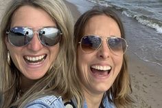 Verliebt und gut gelaunt: Gesche Muchow (lks.) und Kristina Kolbe hier bei einem kleinen unfreiwilligen Lachflash am Strand von Scharbeutz.