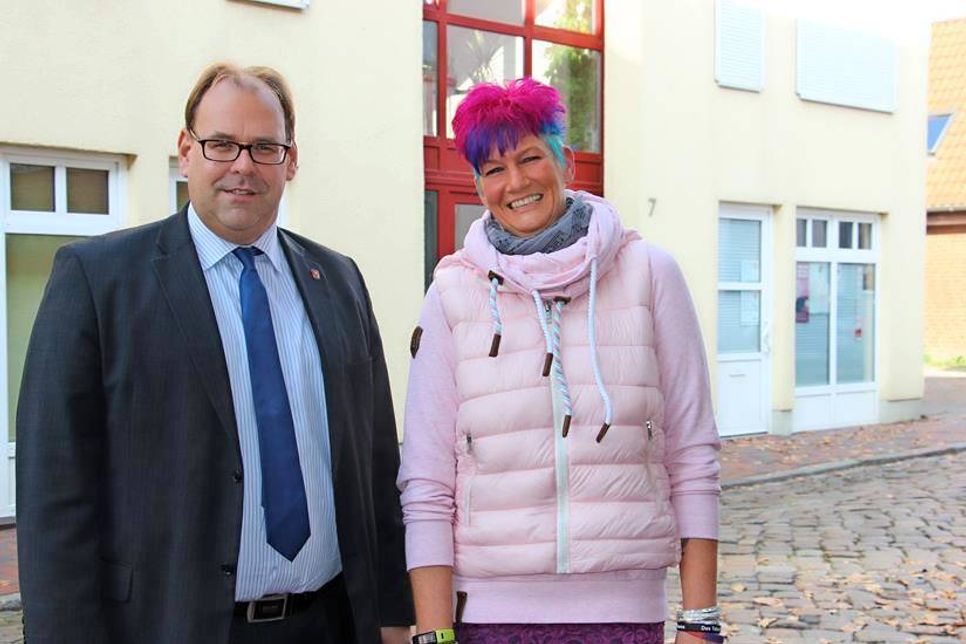Bürgermeister Mirko Spieckermann freut sich auf die Zusammenarbeit mit der neuen Behindertenbeauftragten der Stadt Sylvia Lux-Wietstock.