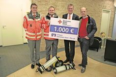 Schon mit neuem Gerät bei der Spendenübergabe: stellvertretender Bereitschaftsleiter Sven Salewski, Bereitschaftsleiter Pascal Salewski, Ulf Braune, VR Bank Prokurist und Regionalleiter Süd sowie 1. Vorsitzender vom DRK Fritz Schramm (v. lks.).