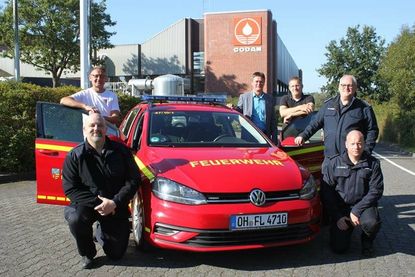 Fahrzeugübergabe auf dem Werksgelände von Codan mit André Feller und Burkhard Morr, den Vertretern der Feuerwehr Claas Neumann, Florian Hahn und Hartmut Junge sowie Bürgermeister Michael Robien.
