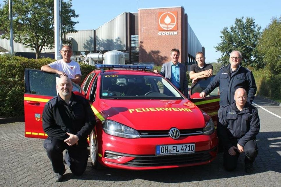 Fahrzeugübergabe auf dem Werksgelände von Codan mit André Feller und Burkhard Morr, den Vertretern der Feuerwehr Claas Neumann, Florian Hahn und Hartmut Junge sowie Bürgermeister Michael Robien.