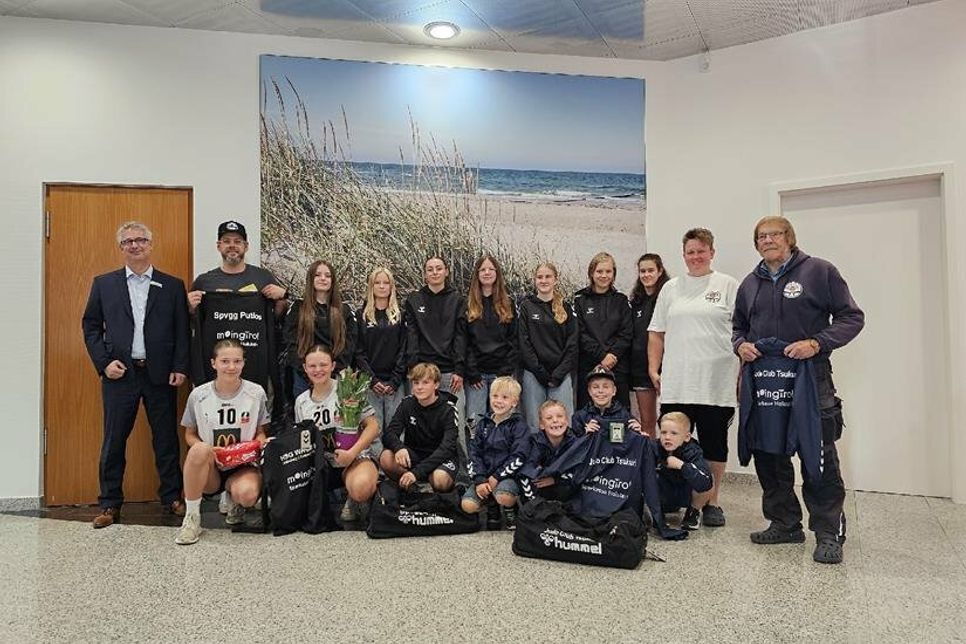 Sie sind unter den Gewinnern aus der Region Oldenburg in Holstein bei der Trikotaktion der Sparkasse Holstein: Die Kids des Judo Club Tsukuri mit Tanja Lucht, des Spvgg Putlos mit Dennis Zander und des HSG Wagrien mit Dustin Homeyer freuen sich zusammen mit Stephan Doormann, Leiter der Filiale in Oldenburg, über die neue Sportbekleidung.