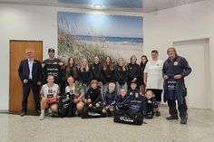 Sie sind unter den Gewinnern aus der Region Oldenburg in Holstein bei der Trikotaktion der Sparkasse Holstein: Die Kids des Judo Club Tsukuri mit Tanja Lucht, des Spvgg Putlos mit Dennis Zander und des HSG Wagrien mit Dustin Homeyer freuen sich zusammen mit Stephan Doormann, Leiter der Filiale in Oldenburg, über die neue Sportbekleidung.