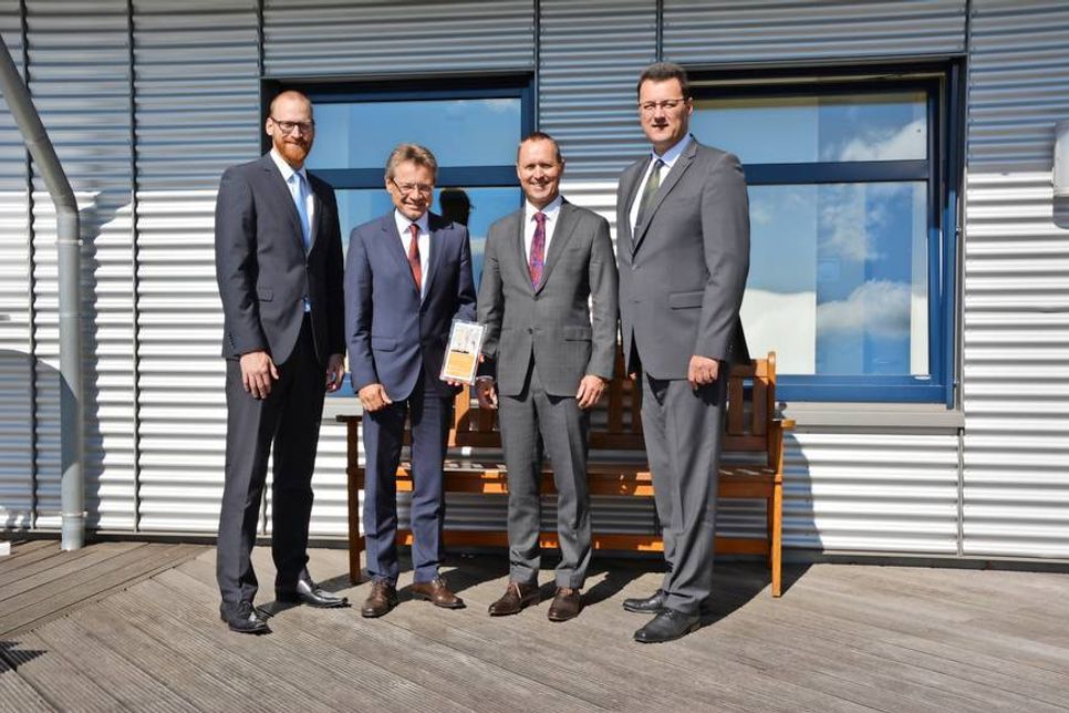 Christoph Rosebrock (Fördermittelbetreuer der DZ Bank AG), Klaus Treimer (Sprecher des Vorstandes der VR Bank), Lars Nissen (Vorstand der VR Bank) und Torsten Strauch (Fördermittelbetreuer der DZ Bank AG) (v. lks.).