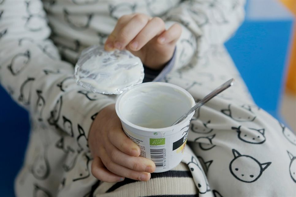 Korrekte Entsorgung von Verpackungen: Schon die ganz Kleinen können lernen, welcher Müll in welche Tonne gehört. (Foto: Initiative „Mülltrennung wirkt“/ Marcella Merk)