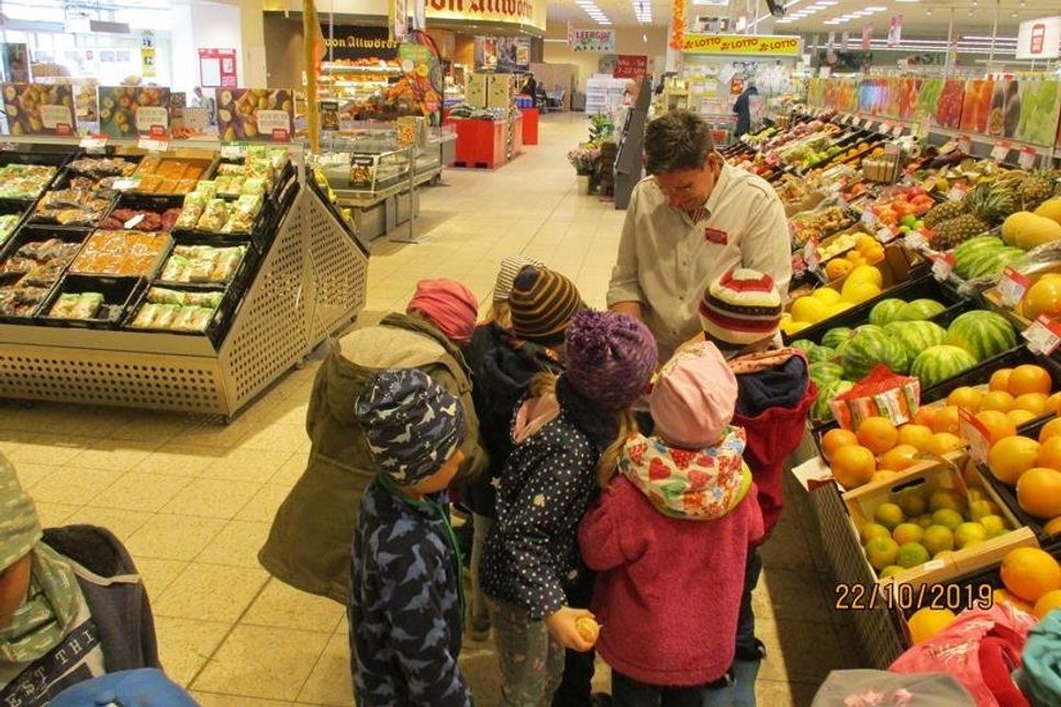 Zusammen mit der Mitarbeiterin Frau Bärwald entdeckten die Kinder die große Vielfalt von Obst und Gemüse im Rewe Markt im Industriegebiet in Neustadt.