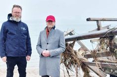 Wie hier an der zerstörten Molenbrücke in Niendorf, machten sich Tourismusminister Klaus Ruhe Madsen (l.) und Sven Partheil-Böhnke, Bürgermeister der Gemeinde Timmendorfer Strand, ein Bild von den Schäden, die die Sturmflut hinterlassen hat. Foto: hfr