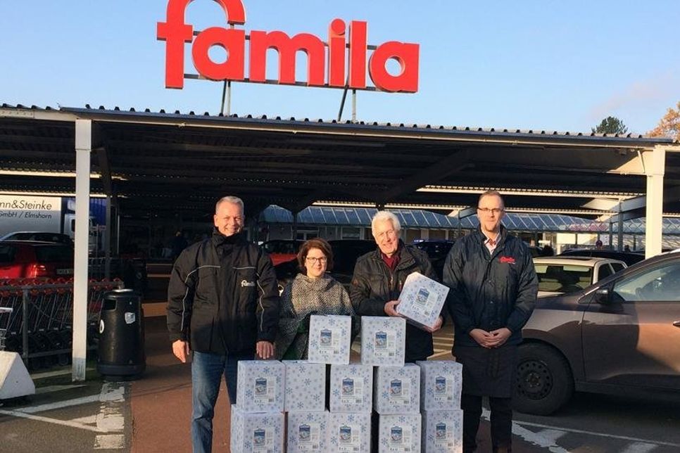 Sven Rasmussen (Warenhausleiter famila Neustadt), Andrea Brunhöber (Stadtmarketing), Eckert Groth (Förderverein Museum) und Marc Siewert (famila Neustadt) (v. lks.).