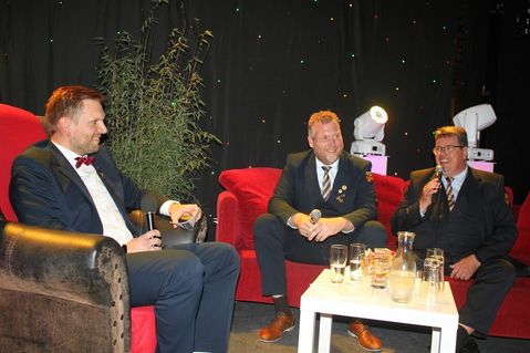 Gute Laune bei Moderator Alexander Wulf, Leiter Festausschuss Jan Philipp Ruge und 1. Vorsitzender Volker Bädermann (v. lks.).