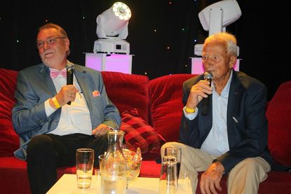 Fühlten sich auf dem Roten Sofa pudelwohl: Kreispräsident Harald Werner (lks.) und Bürgervorsteher Rolf Schröder.
