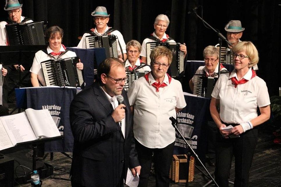 Bürgermeister Mirko Spieckermann mit Orchesterleiterin Ulla Borchert und 1. Vorsitzender Elisabeth Keinki (v. lks.) bei der Begrüßung der Gäste.