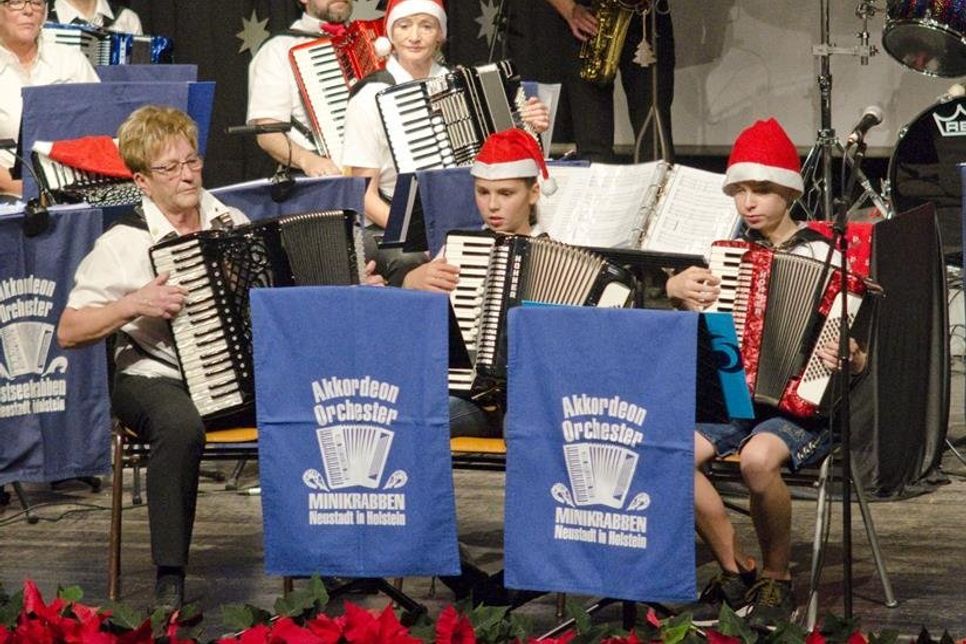 Bürgermeister Mirko Spieckermann mit Orchesterleiterin Ulla Borchert und 1. Vorsitzender Elisabeth Keinki (v. lks.) bei der Begrüßung der Gäste.