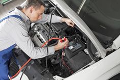 Hoch-Zeit für Batterien: Wer im Winter mobil bleiben möchte, lässt den Lade- und Säurezustand des Akkus in der Werkstatt testen. Foto: ProMotor/Volz
