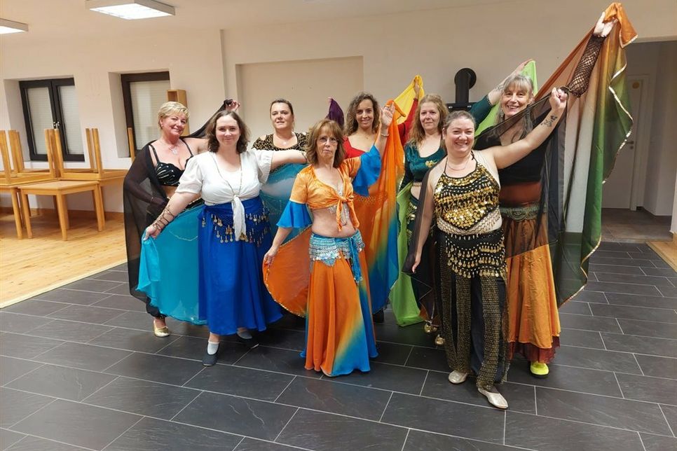 Die farbenfrohe Tanzgruppe „Ayse Rustikal“ mit Leiterin Mine Oehl (vorne Mitte).