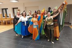 Die farbenfrohe Tanzgruppe „Ayse Rustikal“ mit Leiterin Mine Oehl (vorne Mitte).