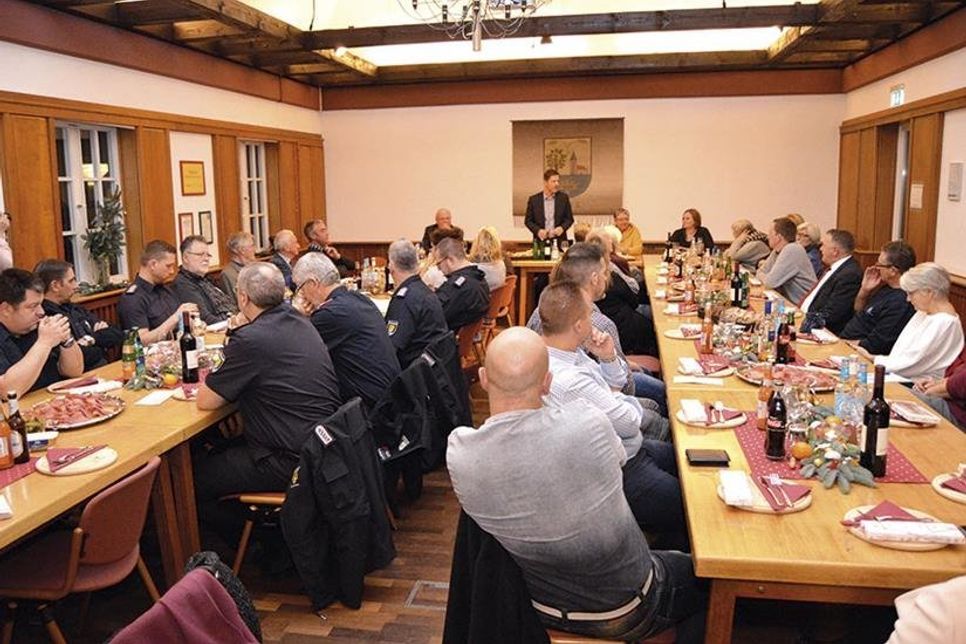 Im weihnachtlich dekorierten Bürgersaal hatte die Gemeinde Ratekau zum Schinkenbrotessen eingeladen. (Foto: Stefan Setje-Eilers)