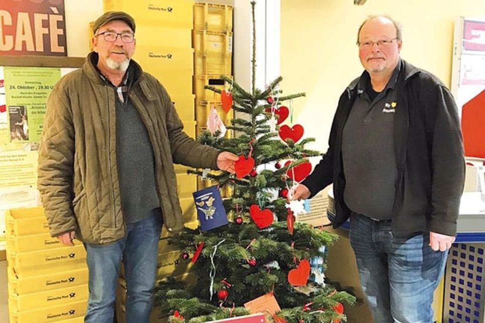 Initiator Fried Schwien (li.) hat alles für den Wunschbaum allein organisiert. EDEKA-Filialleiter Ralf Zimmermann stellt den Platz für den Baum gern zur Verfügung.