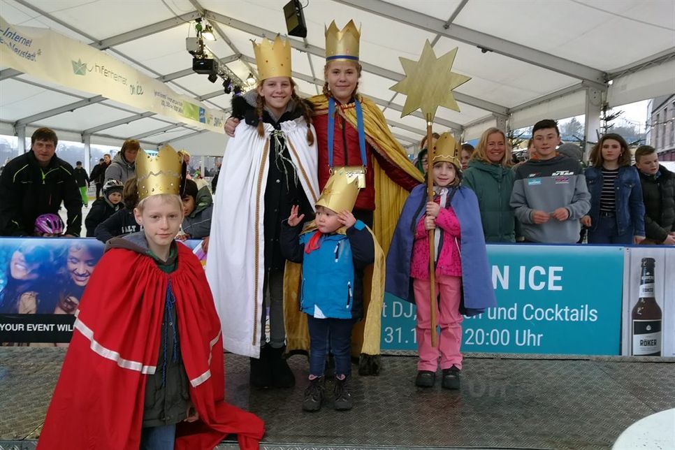 Eine Gruppe hat sich in diesem Jahr sogar auf die Eisbahn am Hafen gewagt.