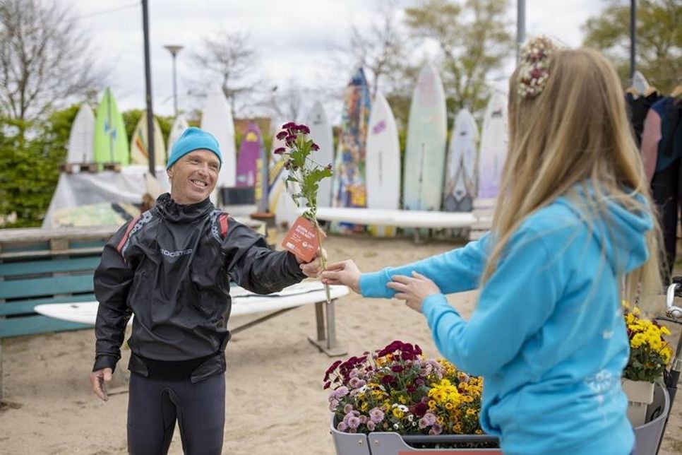 Fröhliche Gesichter gab es bei der Verteilung der blumigen Grüße (Foto: ©www.luebecker-bucht-ostsee.de).
