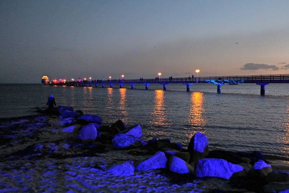 Die Seebrücke wurde im wechselnden Farbspiel illuminiert.