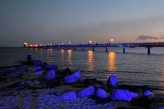 Die Seebrücke wurde im wechselnden Farbspiel illuminiert.