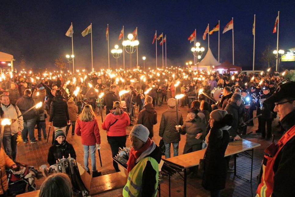 Der Seebrückenvorplatz war hell erleuchtet. Allein 1.000 Fackeln wurden vom Tourismus-Service kostenlos verteilt.