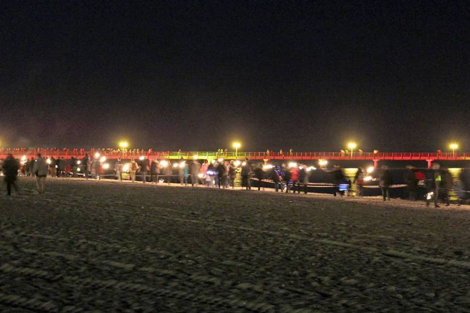 Im Gänsemarsch ging es am Strand entlang zur illuminierten Seebrücke.